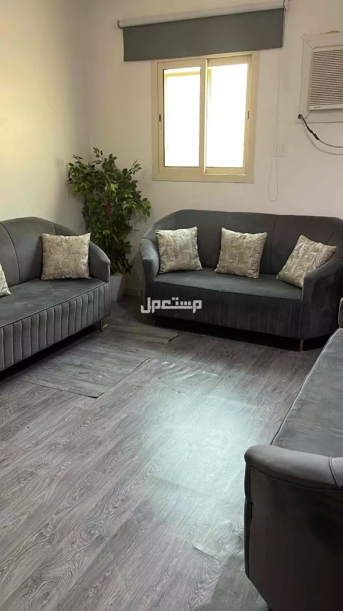 كنب فاخر مكون من ثلاث قطع في الرياض بسعر 500 ريال سعودي كنب ثلاث قطع بلون واحد وقواعد صالحه