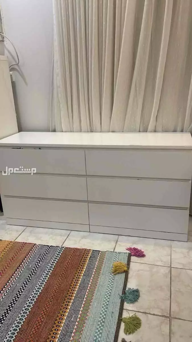 للبيع دولاب تلفزيون و 3 ادراج للتخزين