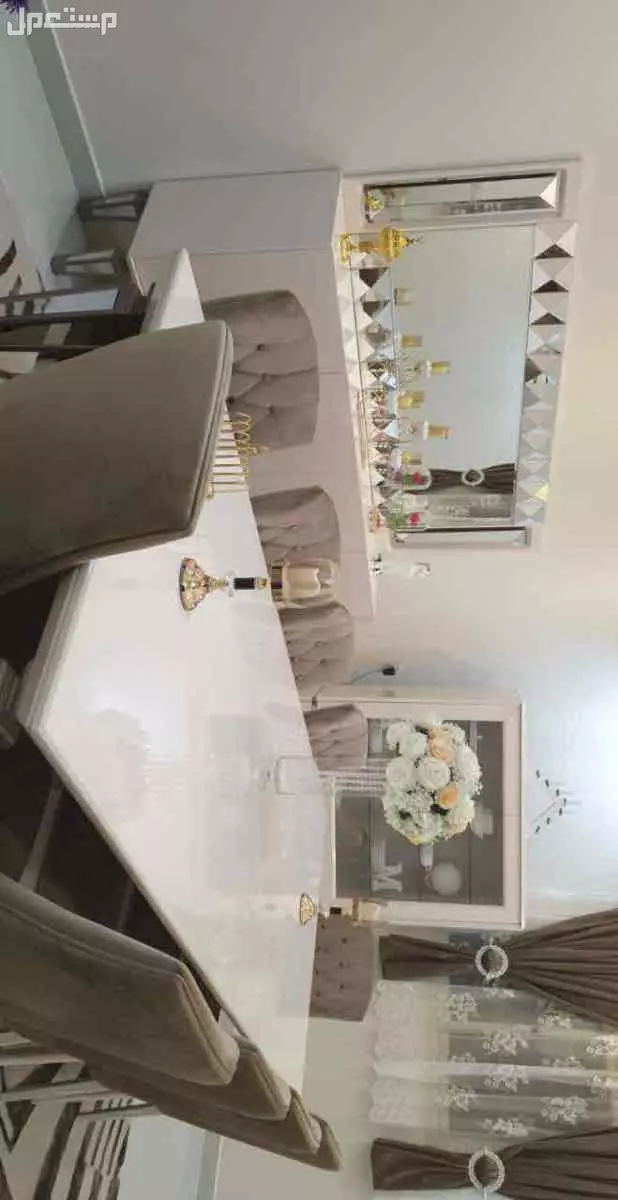 طاولة طعام مع بوفية استخدام نظيف