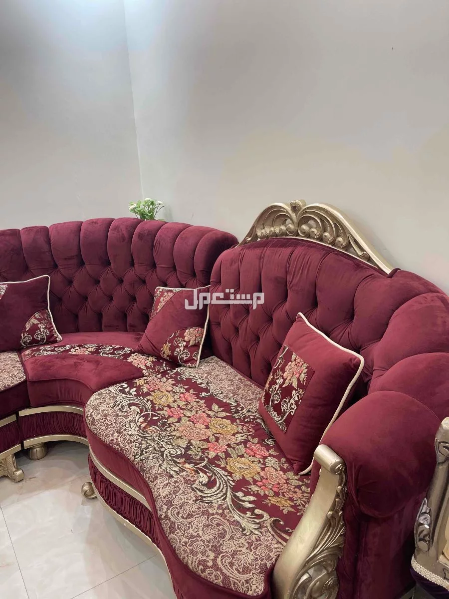 للبيع كنب وستارة وطاولات خدمة استعمال نظيف في الرياض بسعر 2500