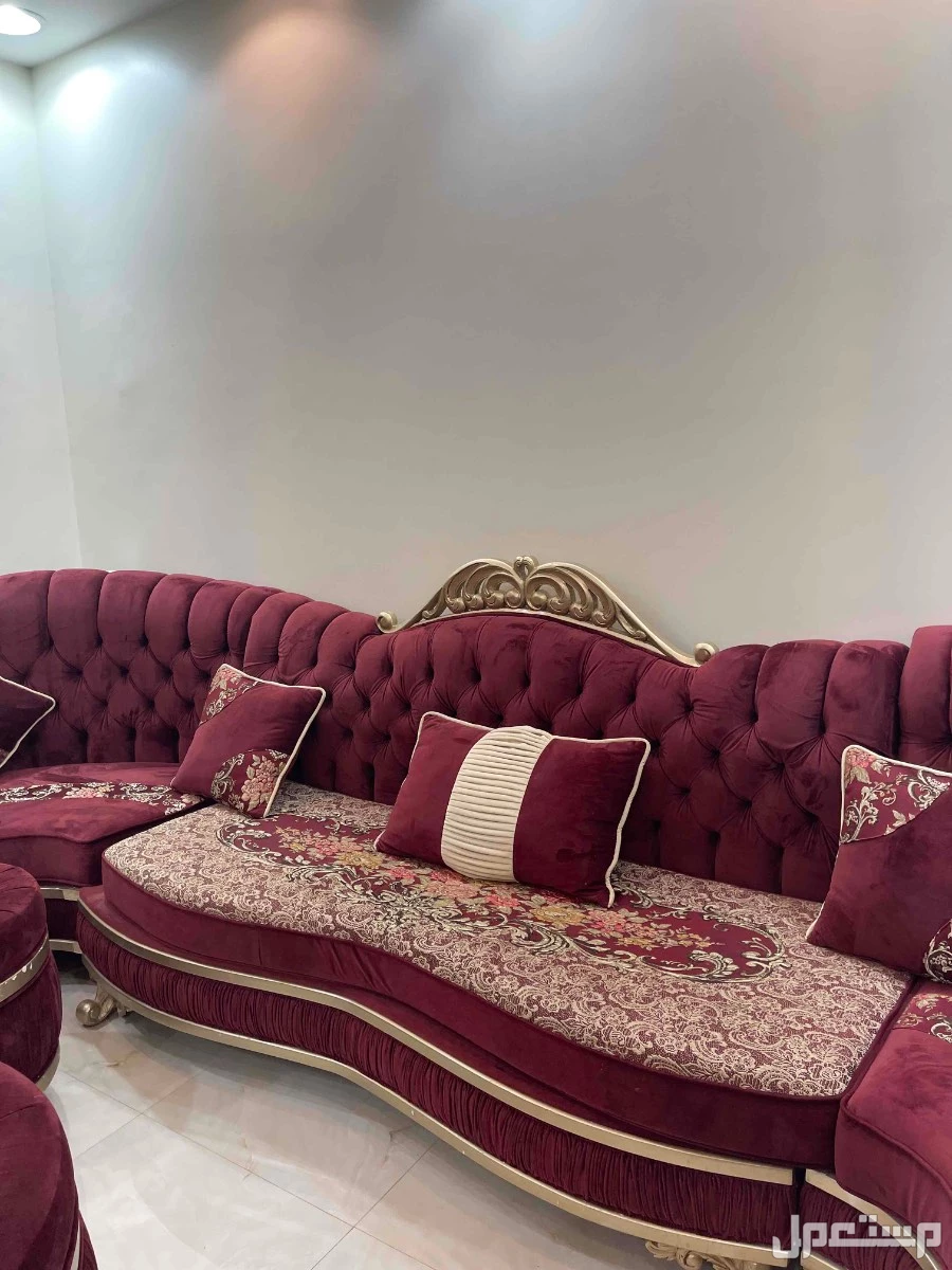 للبيع كنب وستارة وطاولات خدمة استعمال نظيف في الرياض بسعر 2500