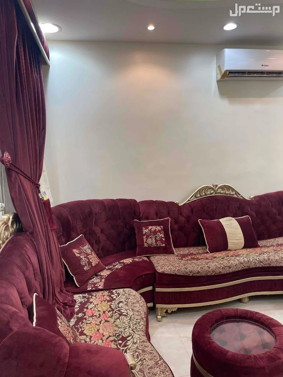 للبيع كنب وستارة وطاولات خدمة استعمال نظيف في الرياض بسعر 2500