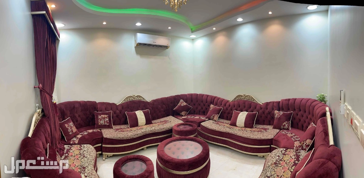 للبيع كنب وستارة وطاولات خدمة استعمال نظيف في الرياض بسعر 2500