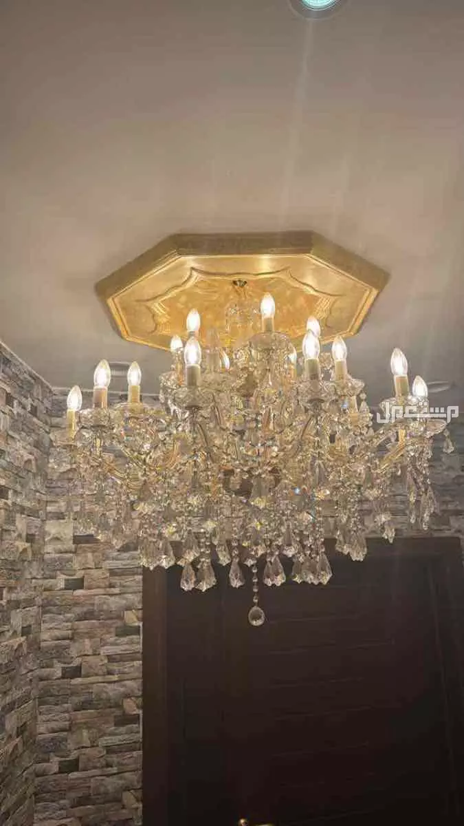 ثريات كلاسيكية فخمة للبيع – إنارة قوية – استعمال نظيف – الرياض