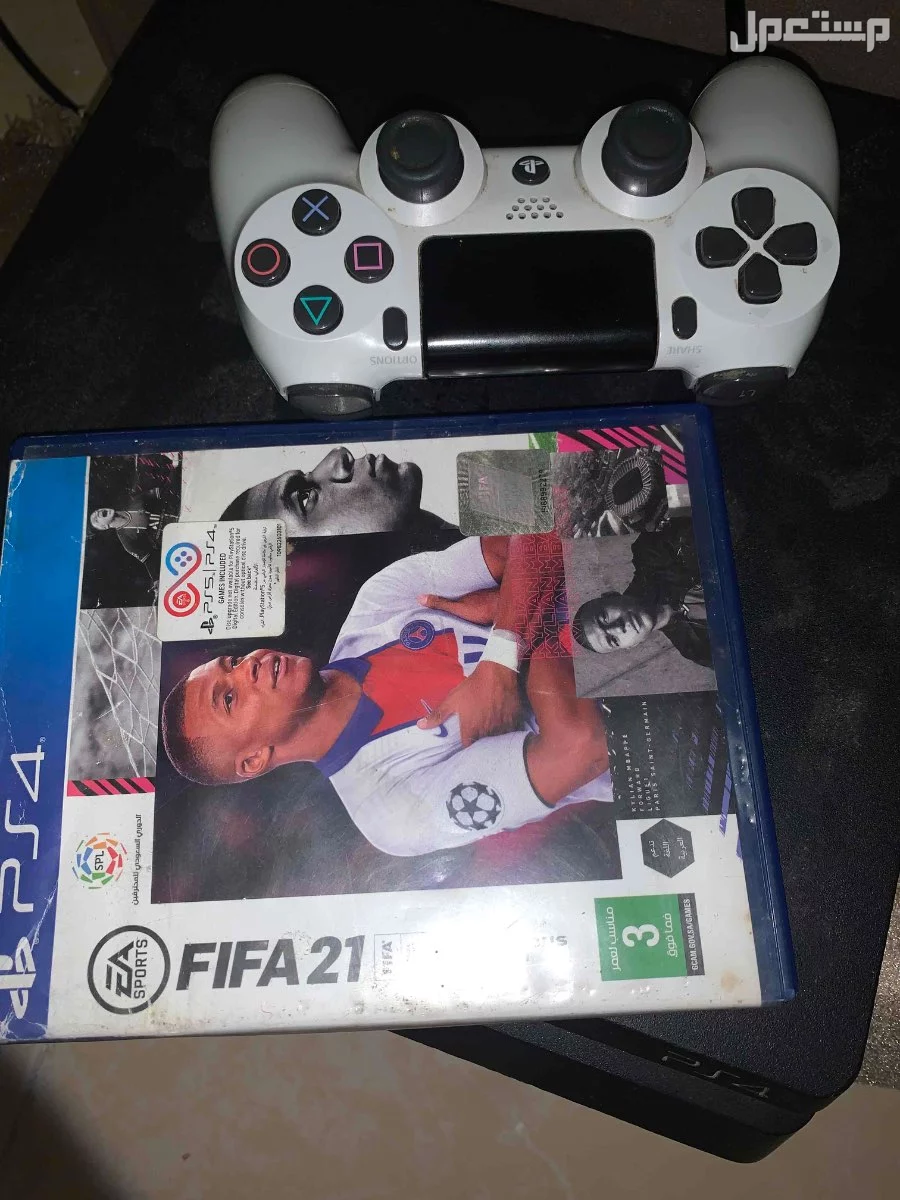 للبيع بلايستيشن 4 بشريط فيفا 21 و يد و سلك