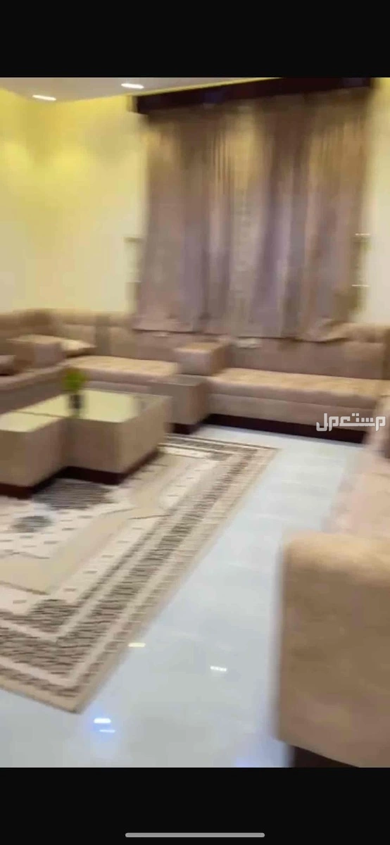 كنب نضيييف جداً خالي من اي ملاحضه معه طاولات ومراكي و ستاره