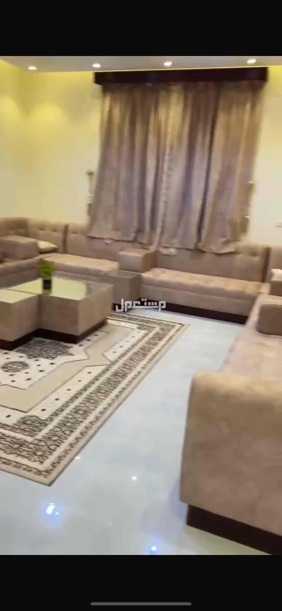 كنب نضيييف جداً خالي من اي ملاحضه معه طاولات ومراكي و ستاره