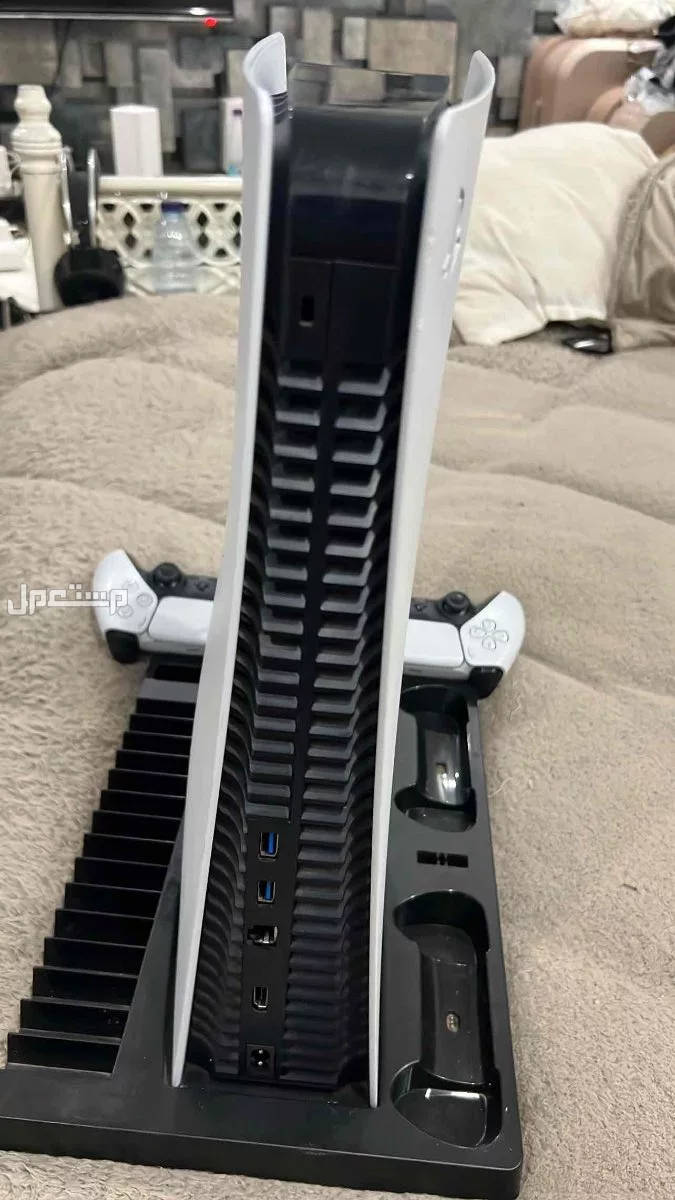 بلاستيشن فايف نظيف جدا واخو الجديد مع يدين وحامله تبريد وجميع اغراضه في جيزان بسعر 1800 ريال سعودي