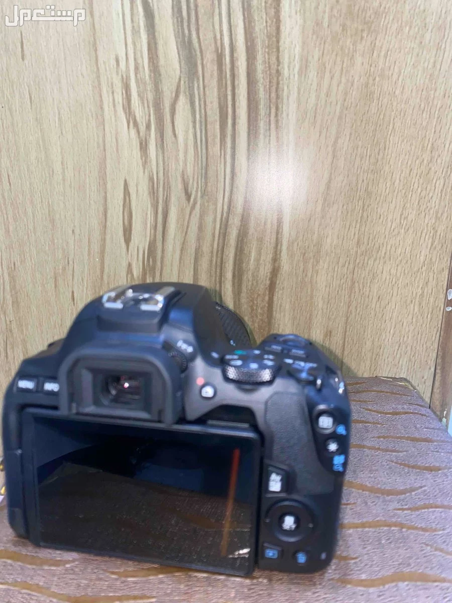 كاميرا كانون Canon EOS 250D Kit (عدسة 18-55mm في الرياض بسعر ألفين ريال سعودي