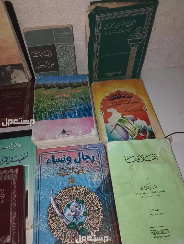 اللعاب سوني 4 و 3 ويدتين السوني 3 وحدة شغال وثانية مدري تشحن ولا لا لحالهم اما الكتب لحالهم