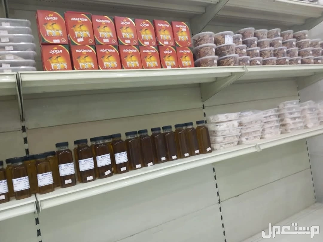 رفوف بقالة مستعملة بحالة ممتازة للبيع