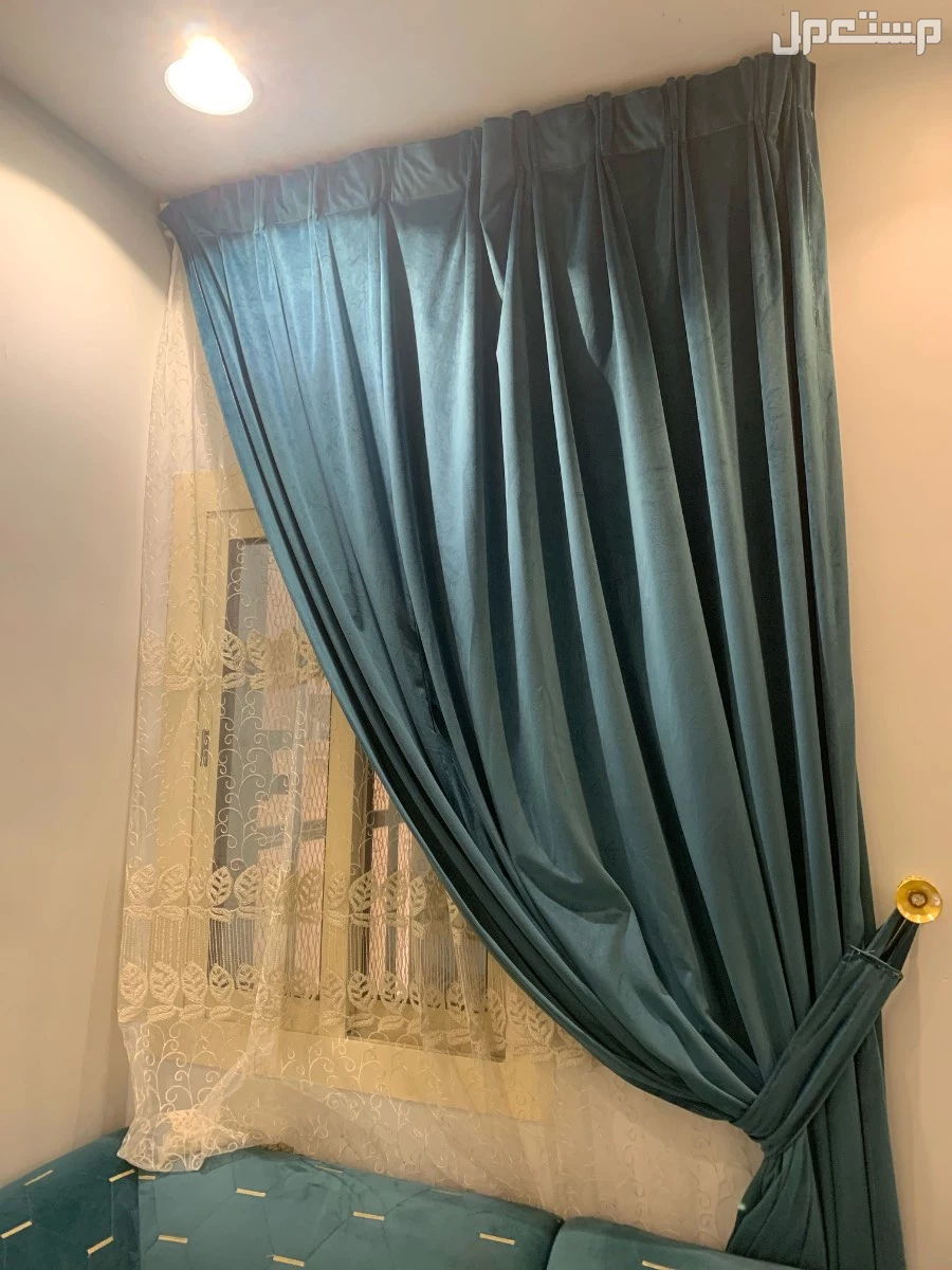 للبيع طقم كنب مع زوليه مع طاولات وستاره