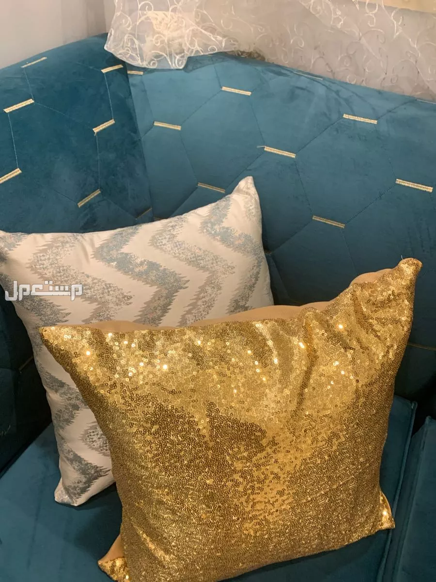 للبيع طقم كنب مع زوليه مع طاولات وستاره