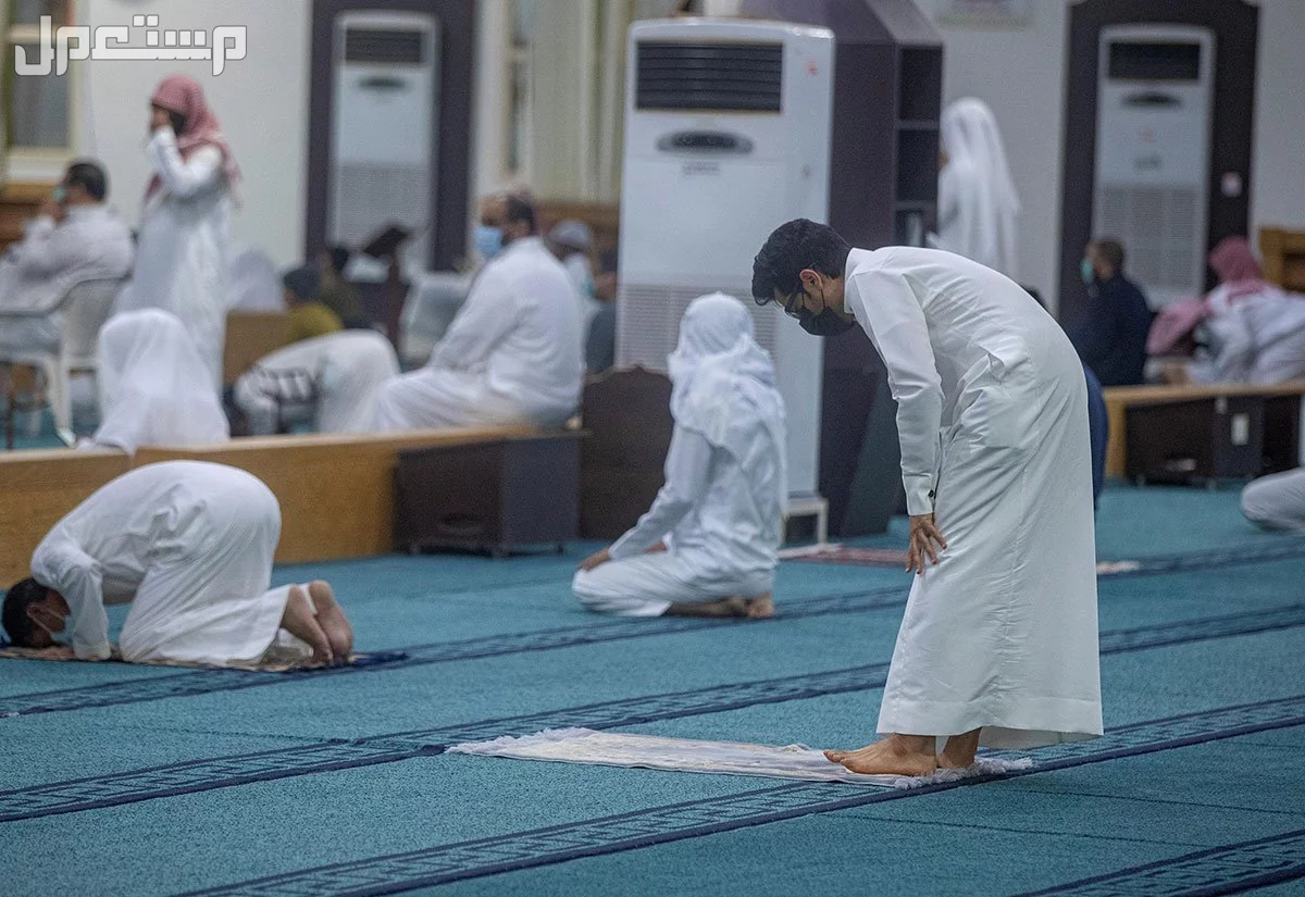 جدول مواقيت الصلاة في السعودية 1447 لشهر محرم شاب سعودي يصلي في المسجد