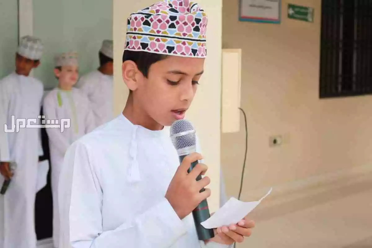 إذاعة مدرسية عن بداية العام الدراسي الجديد 1447: الفقرات كاملة طالب يُلقى إذاعة المدرسة الصباحية