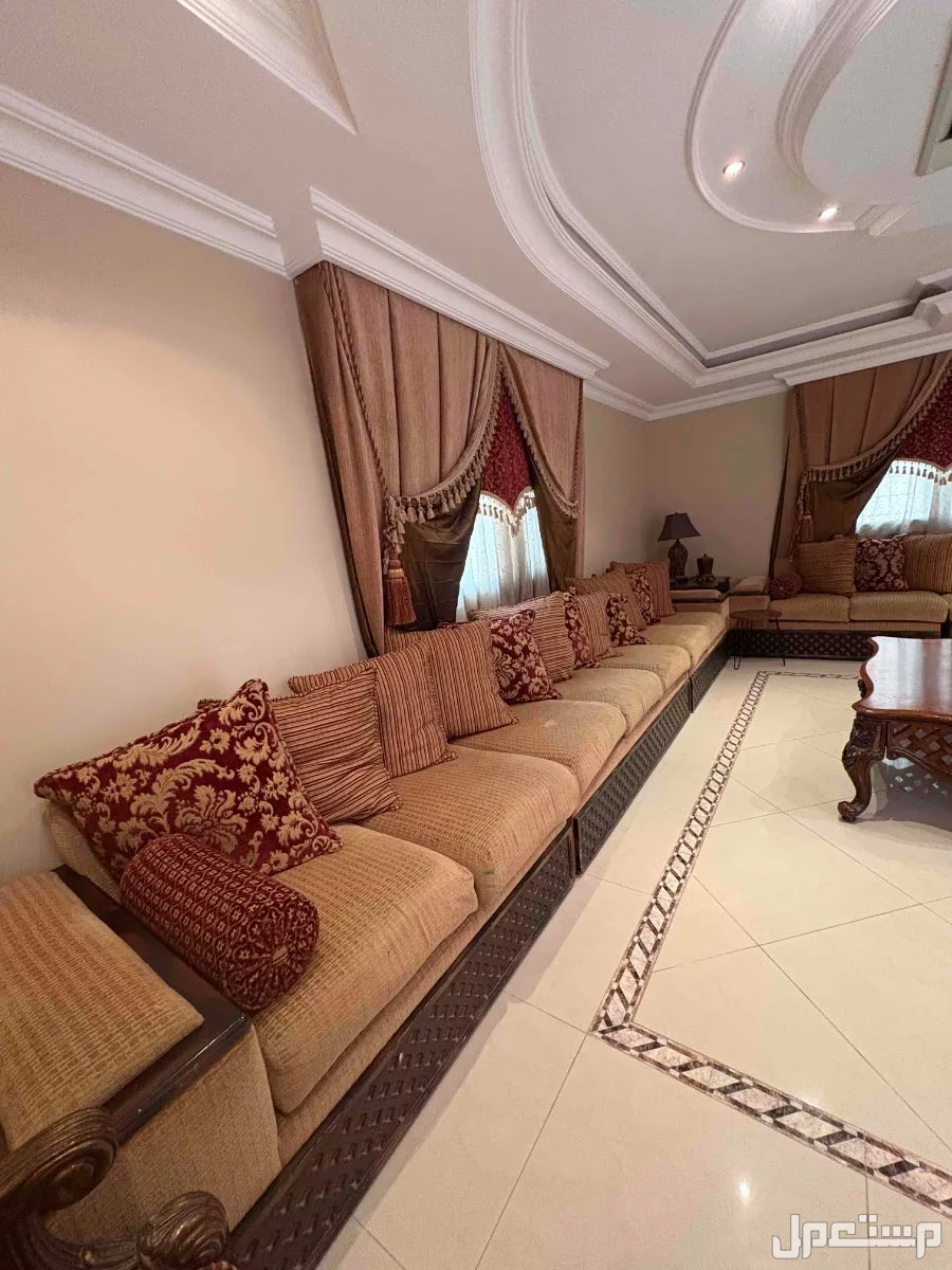 طقم مجلس( كنب -طاولات -ستائر-مدخل) في الدمام بسعر 5 آلاف ريال سعودي