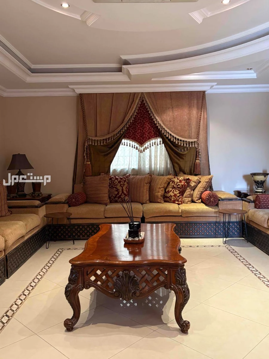 طقم مجلس( كنب -طاولات -ستائر-مدخل) في الدمام بسعر 5 آلاف ريال سعودي