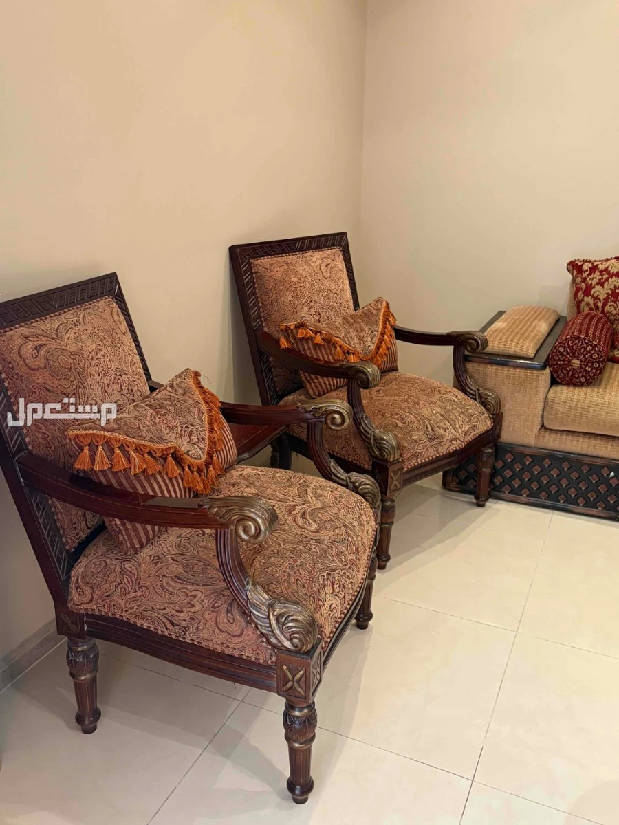 طقم مجلس( كنب -طاولات -ستائر-مدخل) في الدمام بسعر 5 آلاف ريال سعودي