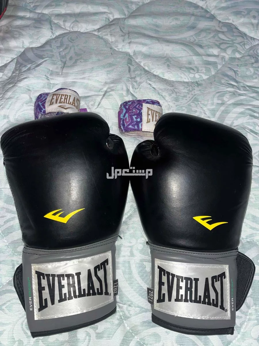 للبيع باكيج كيس ملاكمة مع قفازات Everlast وربطات حماية punching bag في الرياض بسعر 400 ريال سعودي قفازات everlast مع ربطات