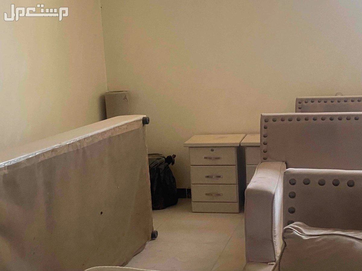 اثنين سرير مع طقم كنب مع اثنين كوميدينه مع طاوله