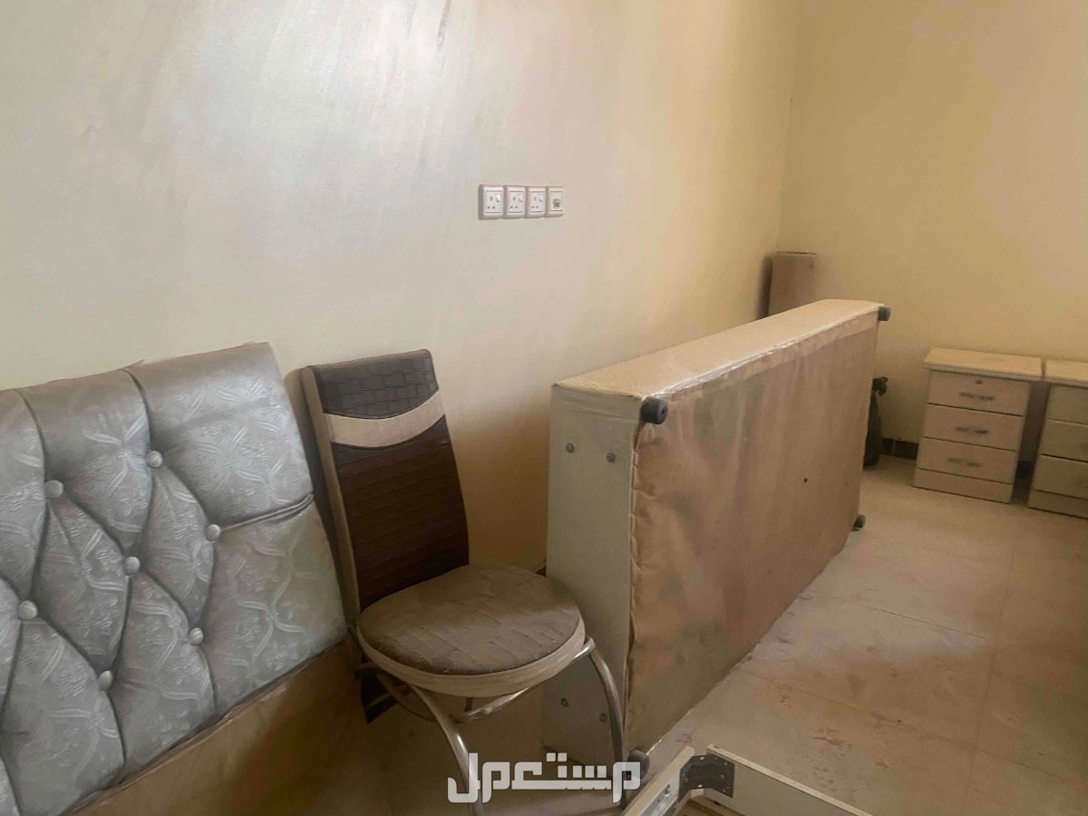 اثنين سرير مع طقم كنب مع اثنين كوميدينه مع طاوله