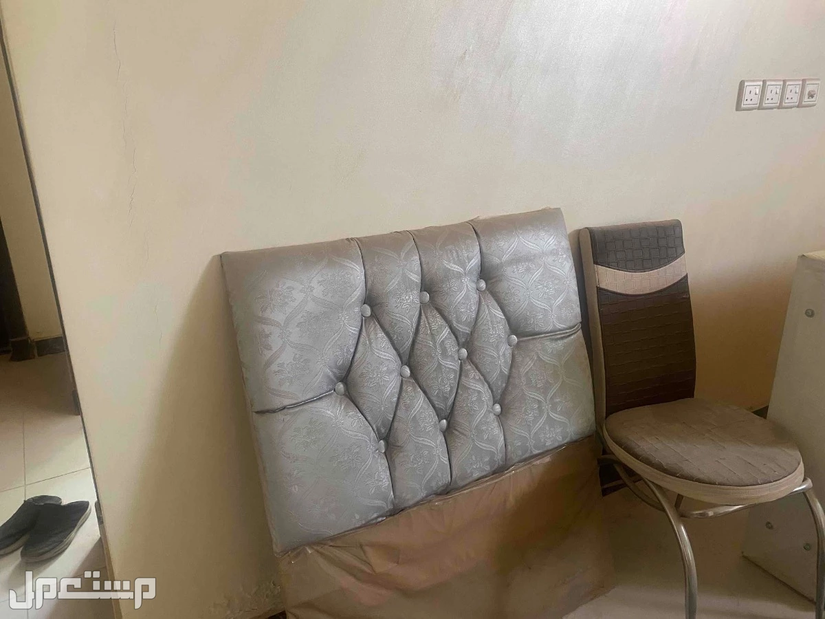 اثنين سرير مع طقم كنب مع اثنين كوميدينه مع طاوله