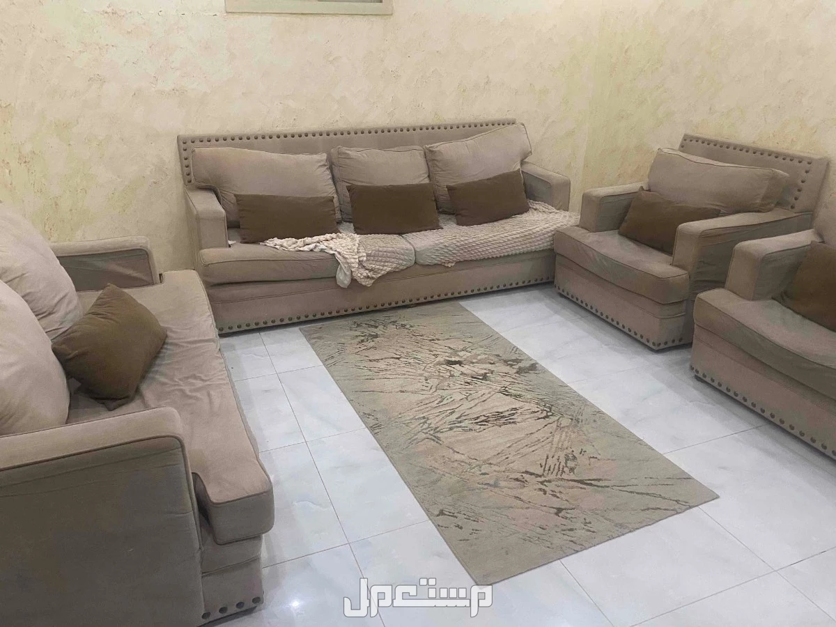 اثنين سرير مع طقم كنب مع اثنين كوميدينه مع طاوله