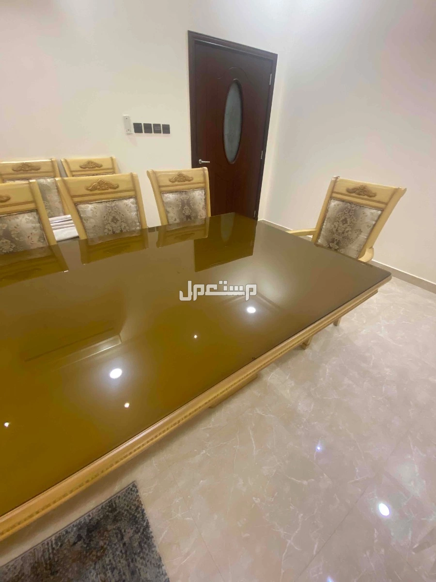 طاولة طعام 12 كرسي شبه جديدة للبيع بالدمام في الدمام بسعر 2,000 ريال سعودي في الدمام بسعر ألفين ريال سعودي