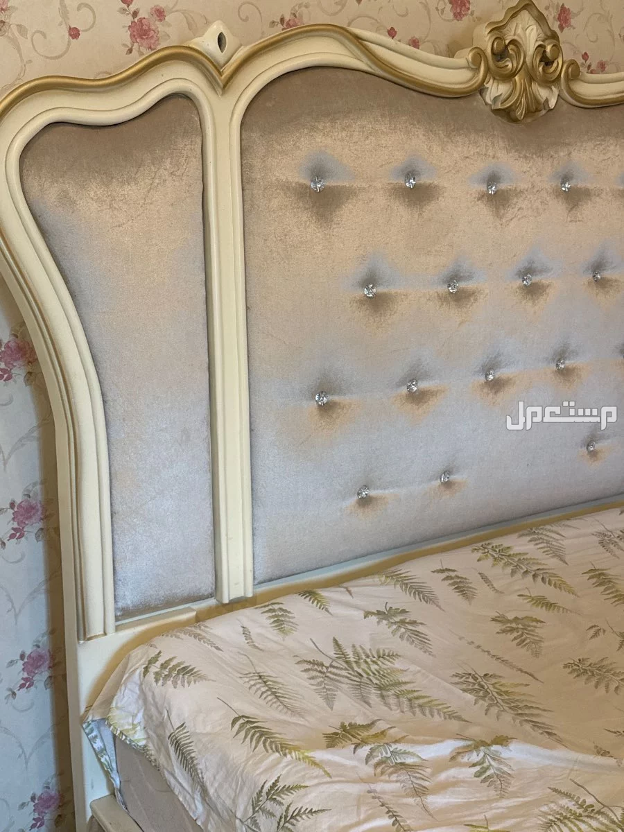 طقم سرير غرفة نوم مع تسريحه  في الجبيل بسعر ألف ريال سعودي