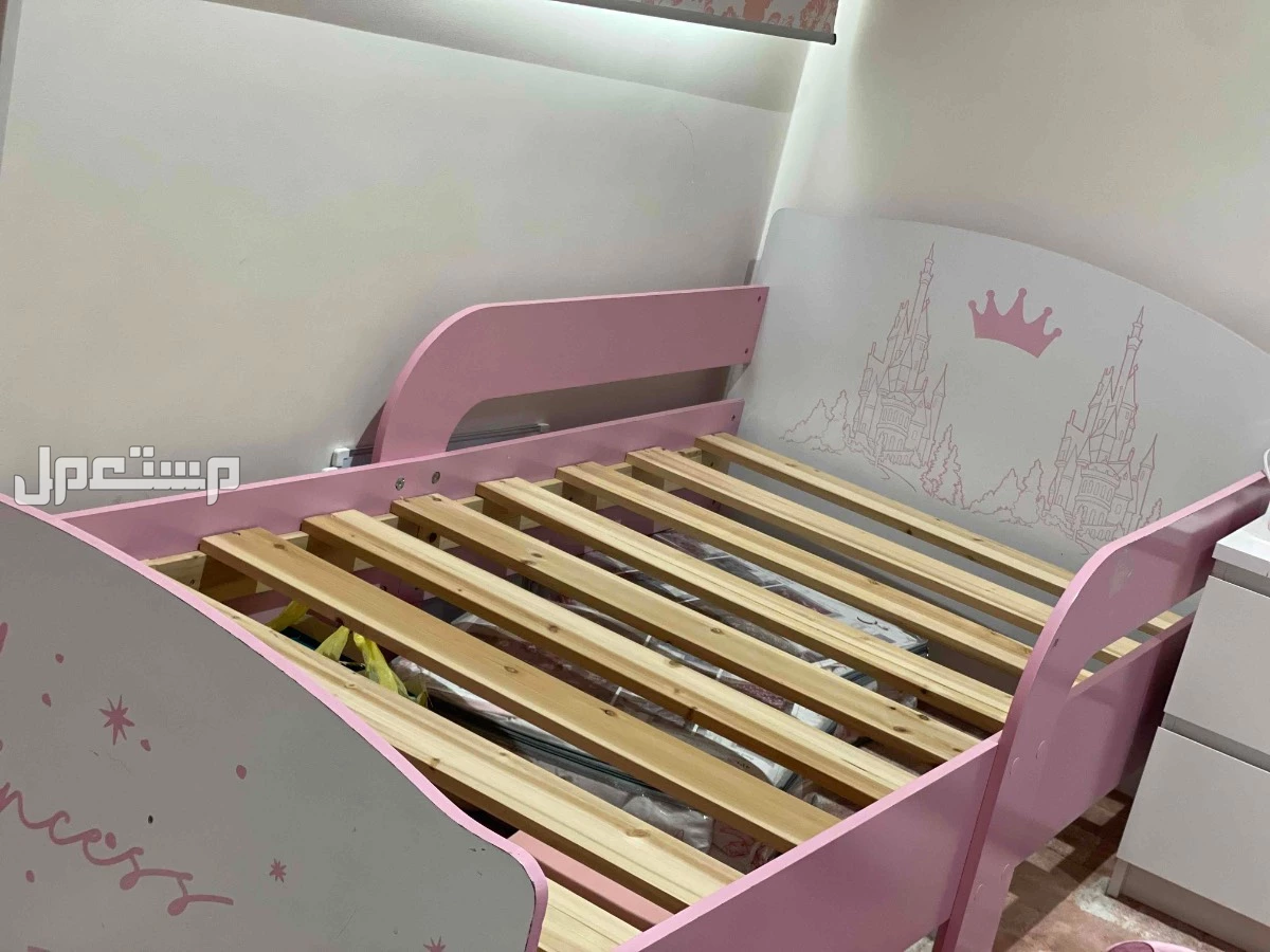 سرير اطفال خشبي  برسومات الاميره في الرياض بسعر 300 ريال سعودي