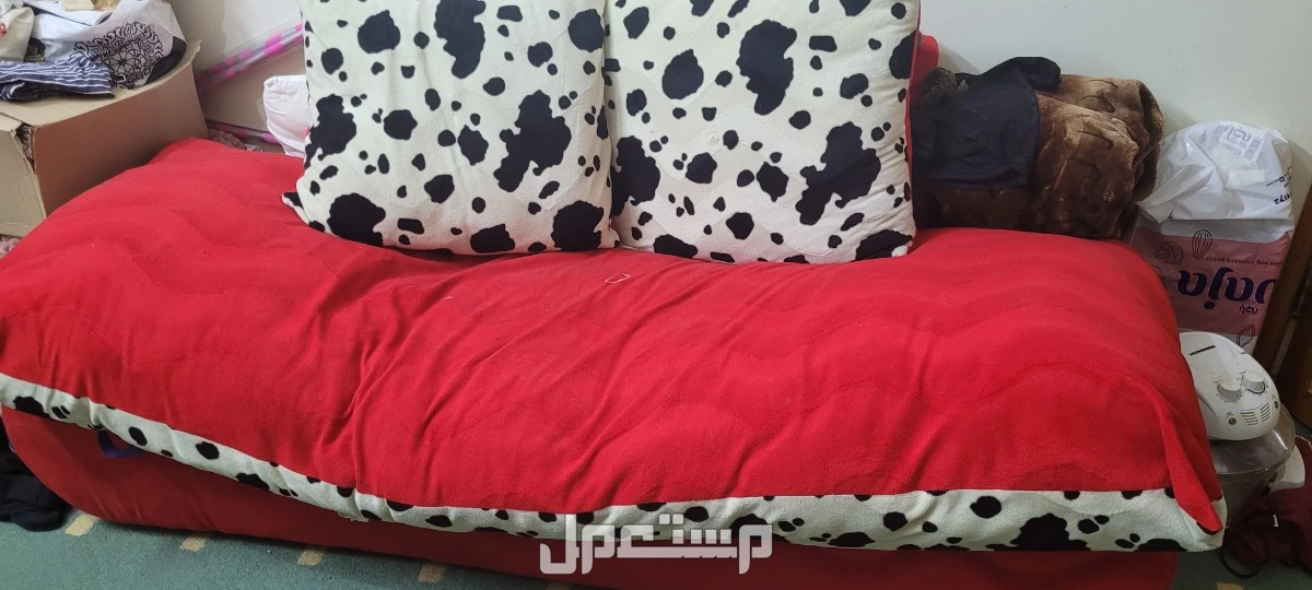 كنبة لون احمر وابيض للتبرع في منطقة الباحة مجانا  في القرى مجاناً للمحتاج