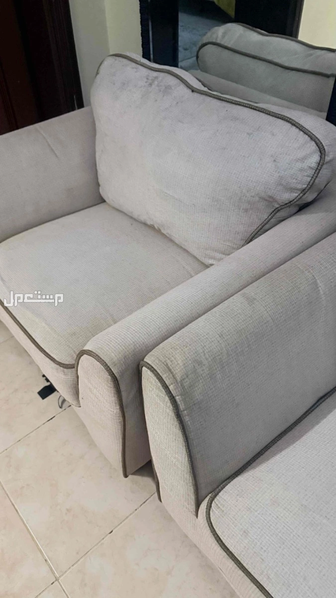 كنبه ثلاثيه معاها اثنان فرديه بحاله جيدة للبيع في الرياض بسعر 600 ريال سعودي