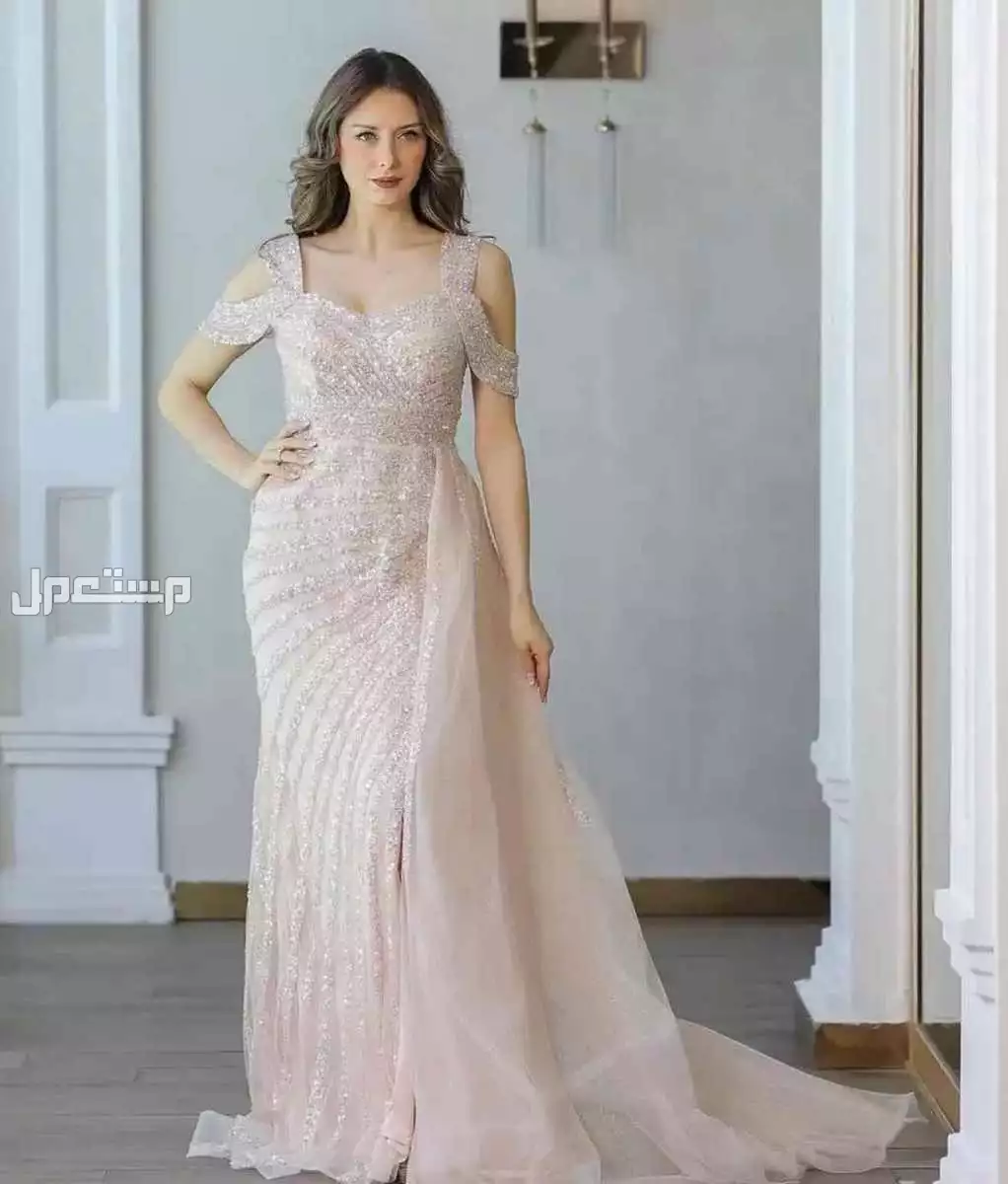 فستان جديد لم يتم ارتداؤه نهائيًا تم شراؤه من متجر مارتينا فاشن  أنيق ومميز مناسب للمناسبات والسهرات والأعراس.  المقاسات: [18]  اللون: أبيض فاتح  السعر من المتجر: 1,546 ريال  السعر الحالي: 1