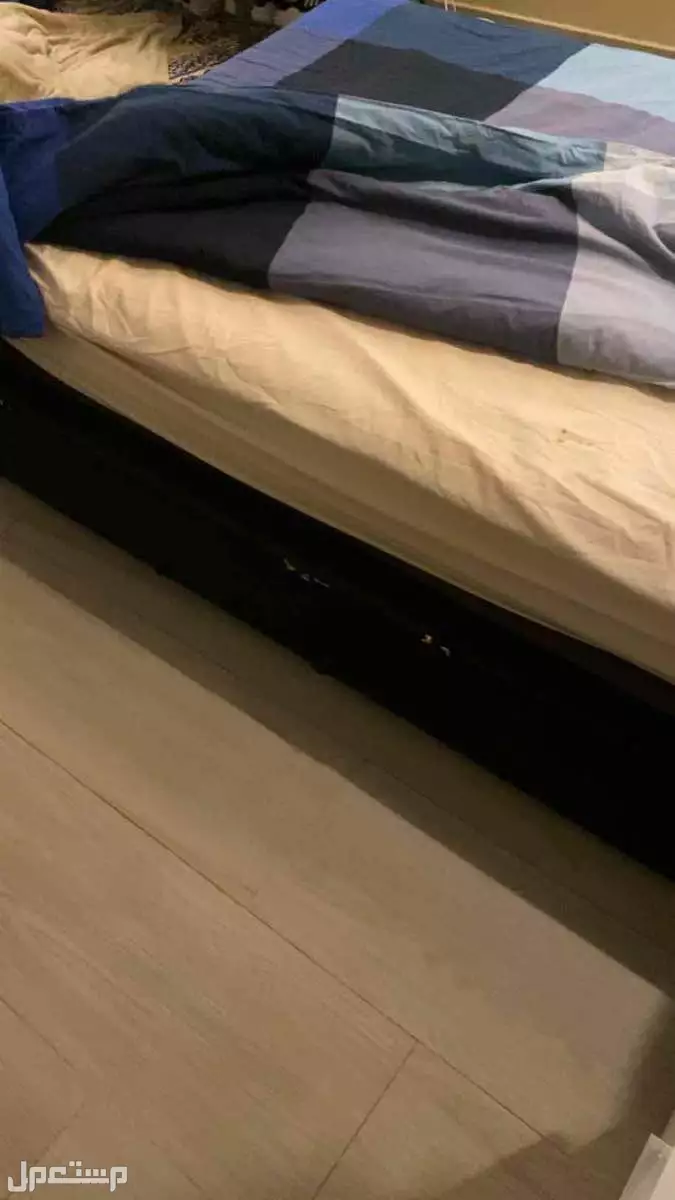 للبيع سرير  مستعمل الون اسود الموقع القطيف
