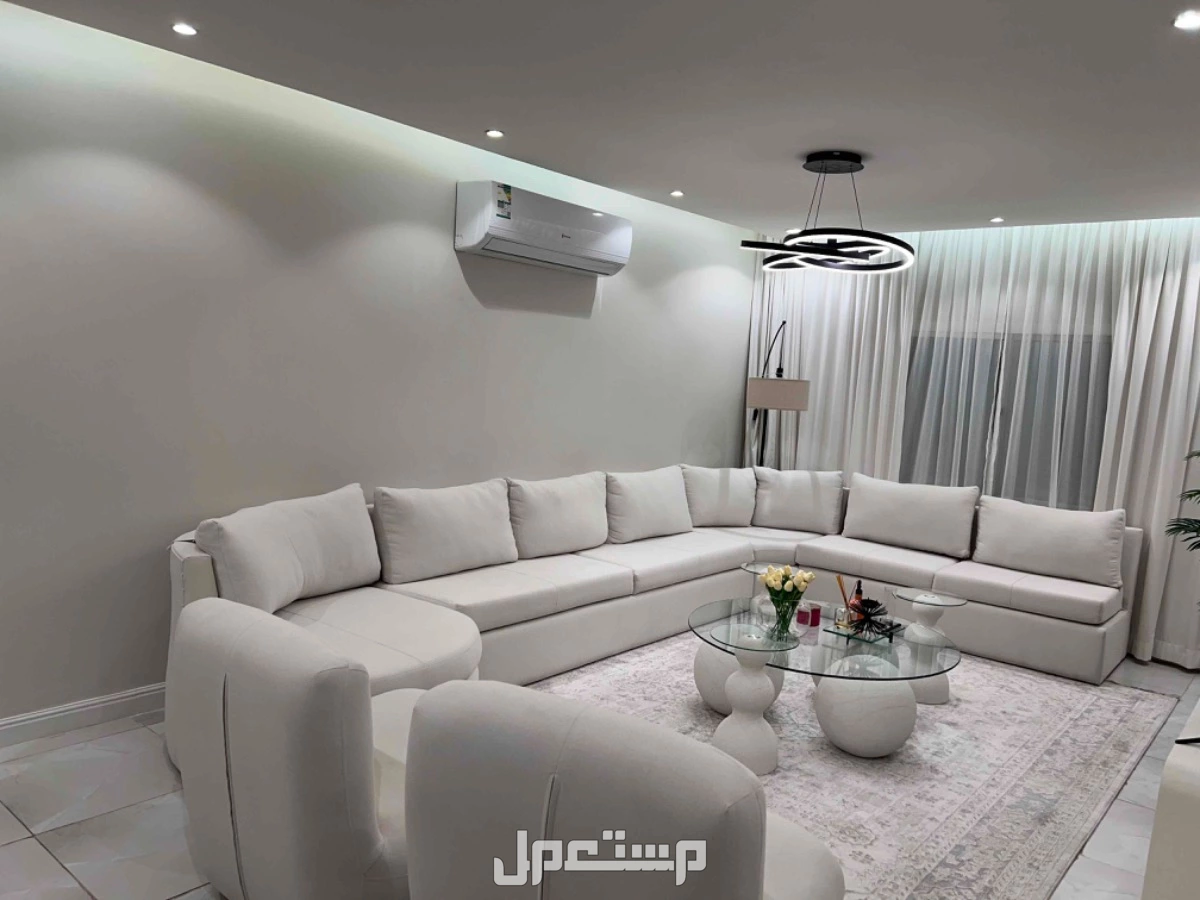 للبيع كنب بحالة ممتازة 🛋️ كنب كبير يكفي حتى 10 أشخاص 🕒 استخدام أقل من سنة فقط ✅ نظيف جداً وخالي من العيوب