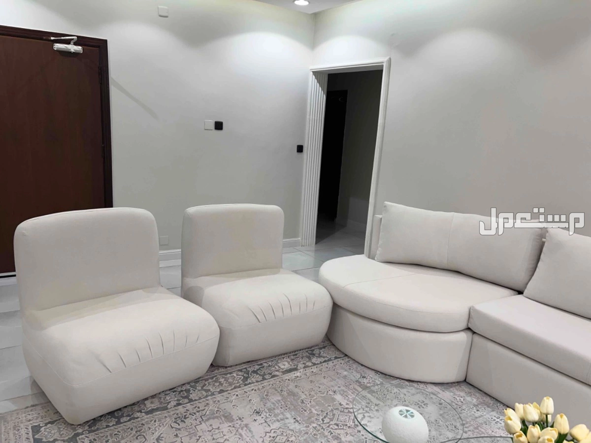 للبيع كنب بحالة ممتازة 🛋️ كنب كبير يكفي حتى 10 أشخاص 🕒 استخدام أقل من سنة فقط ✅ نظيف جداً وخالي من العيوب