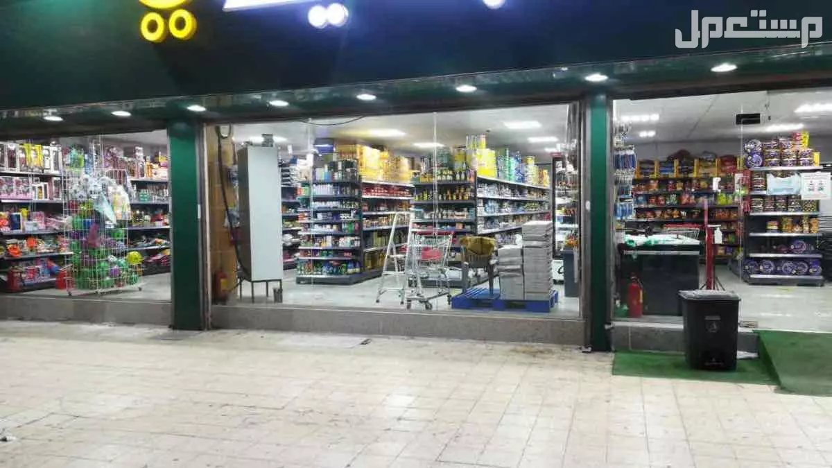 sooper market in Jeddah at a price of 600 thousands SAR good place and 350 sqr meter area and if u need to open for mahbas also will open and every day buisness almost will become