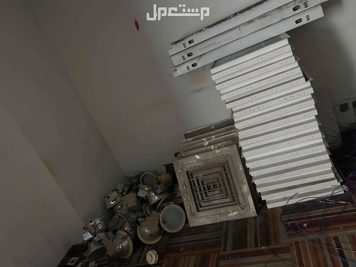 بيع مواد مستخدمة شبه جديدة من برج تجاري!