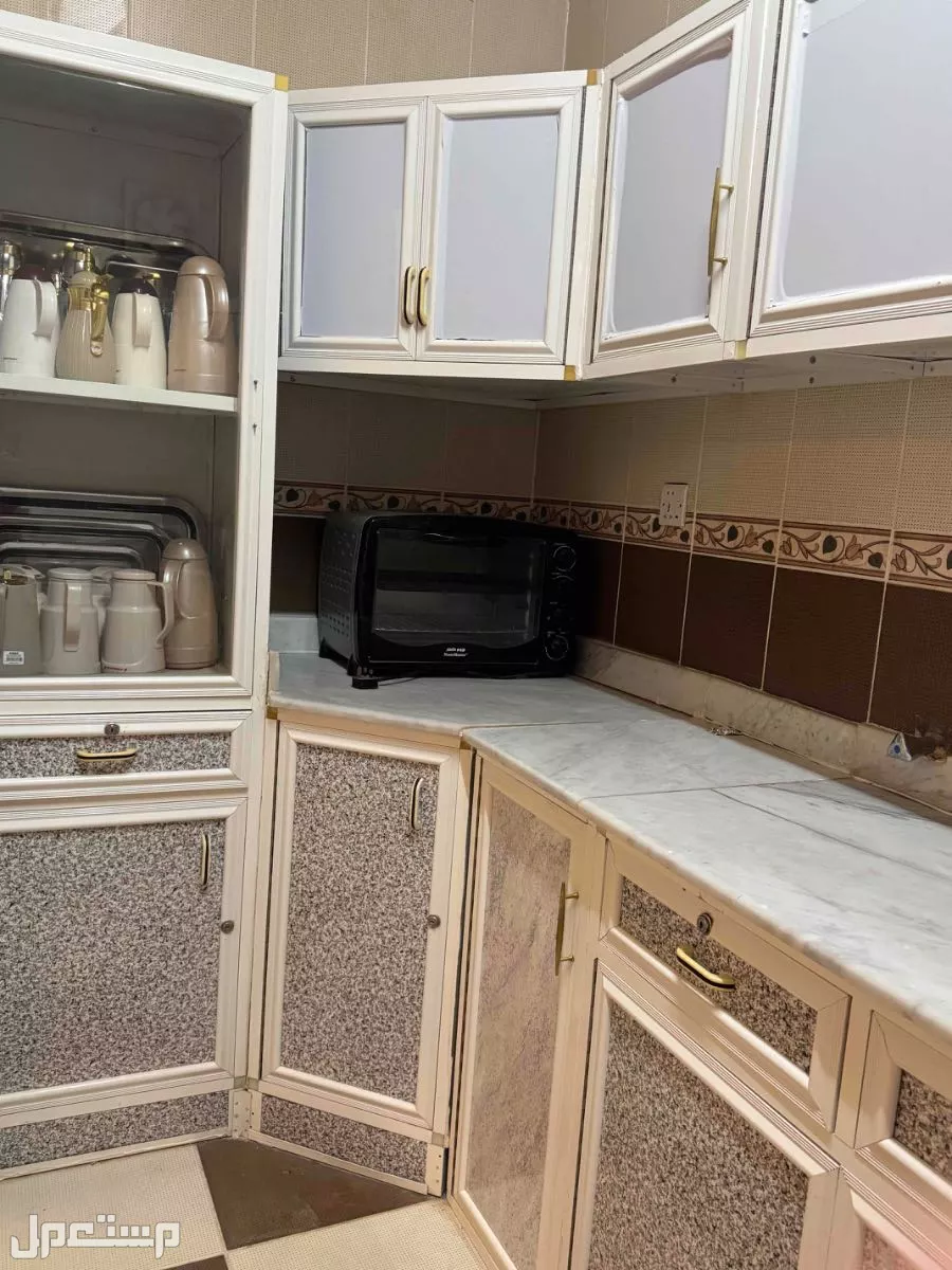 المطبخ نظيف معاه كنب مجاناً كبير جداً فيه زاويه كبيره