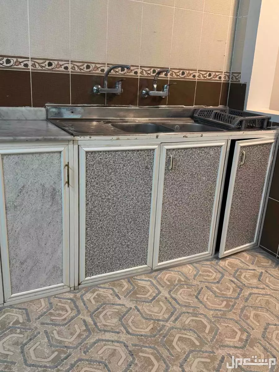 المطبخ نظيف معاه كنب مجاناً كبير جداً