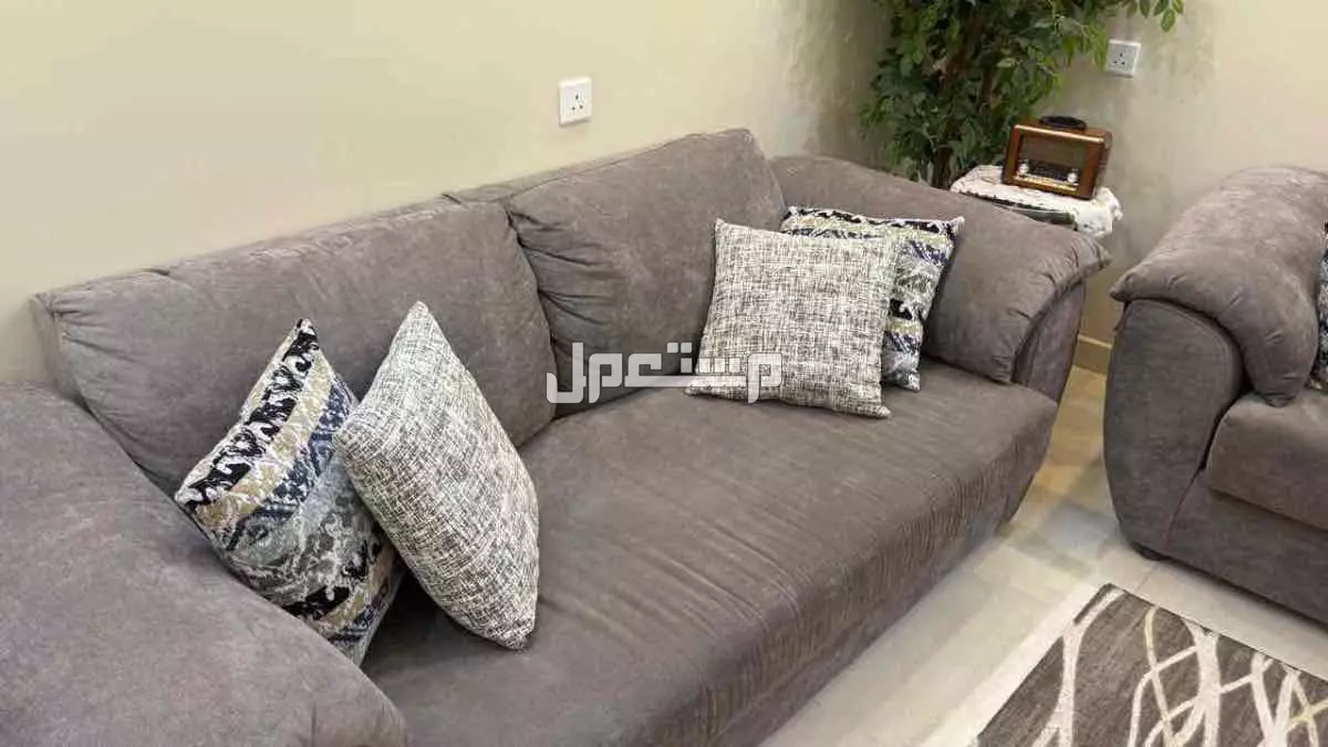 كنب جلسه من قطعتين نظيف من جده بسعر 900 قابل لتفاوض