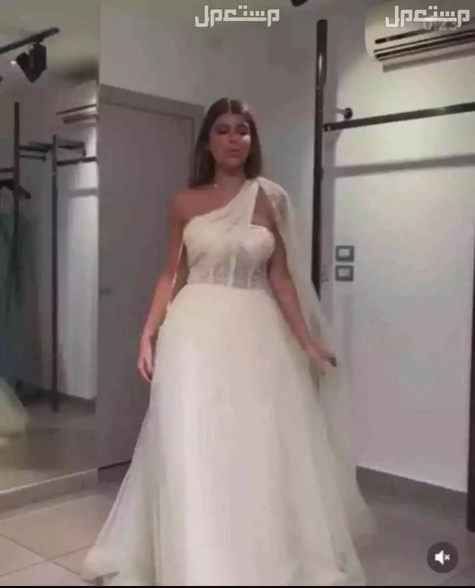 فستان سهرة فخم بسعر ألف ريال سعودي