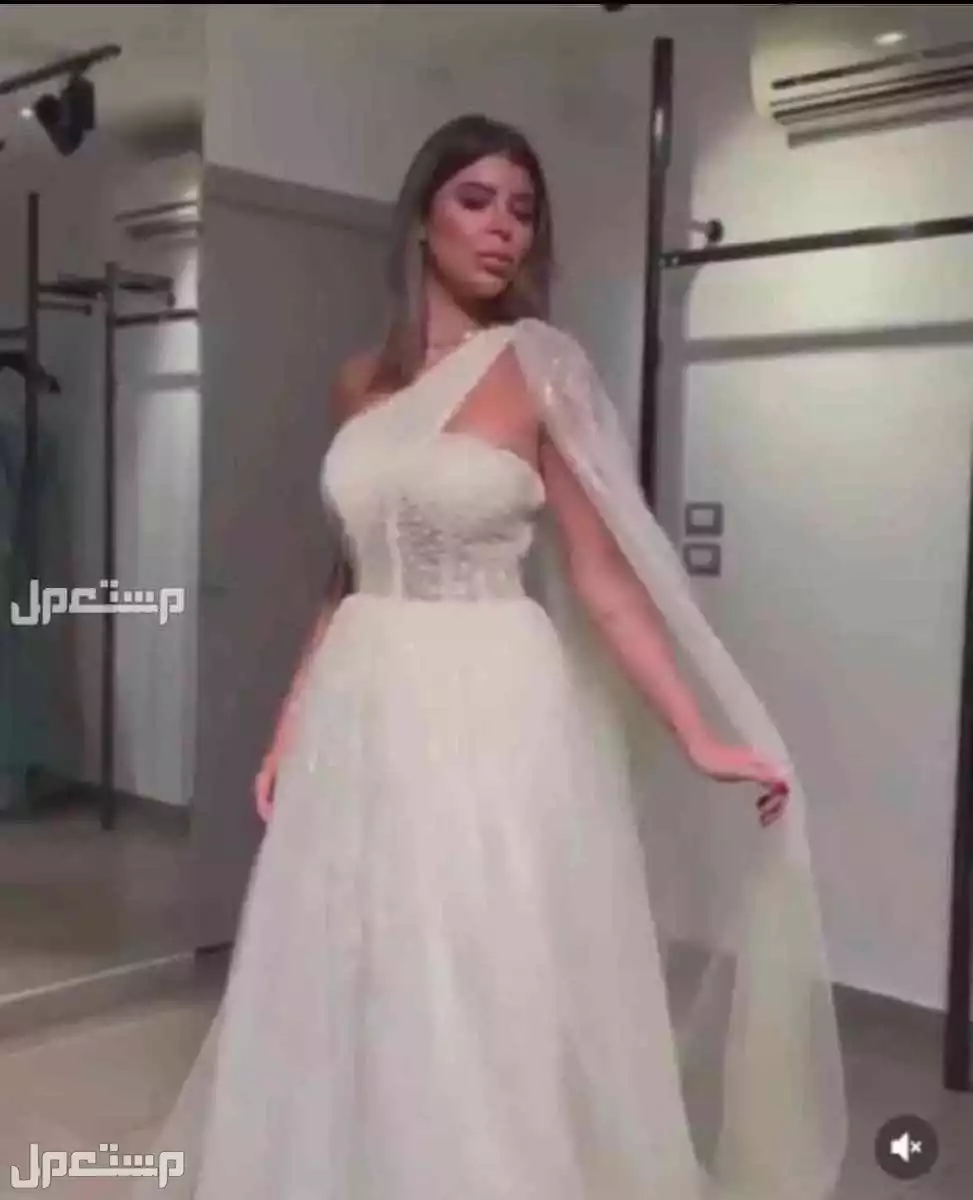 فستان سهرة فخم بسعر ألف ريال سعودي