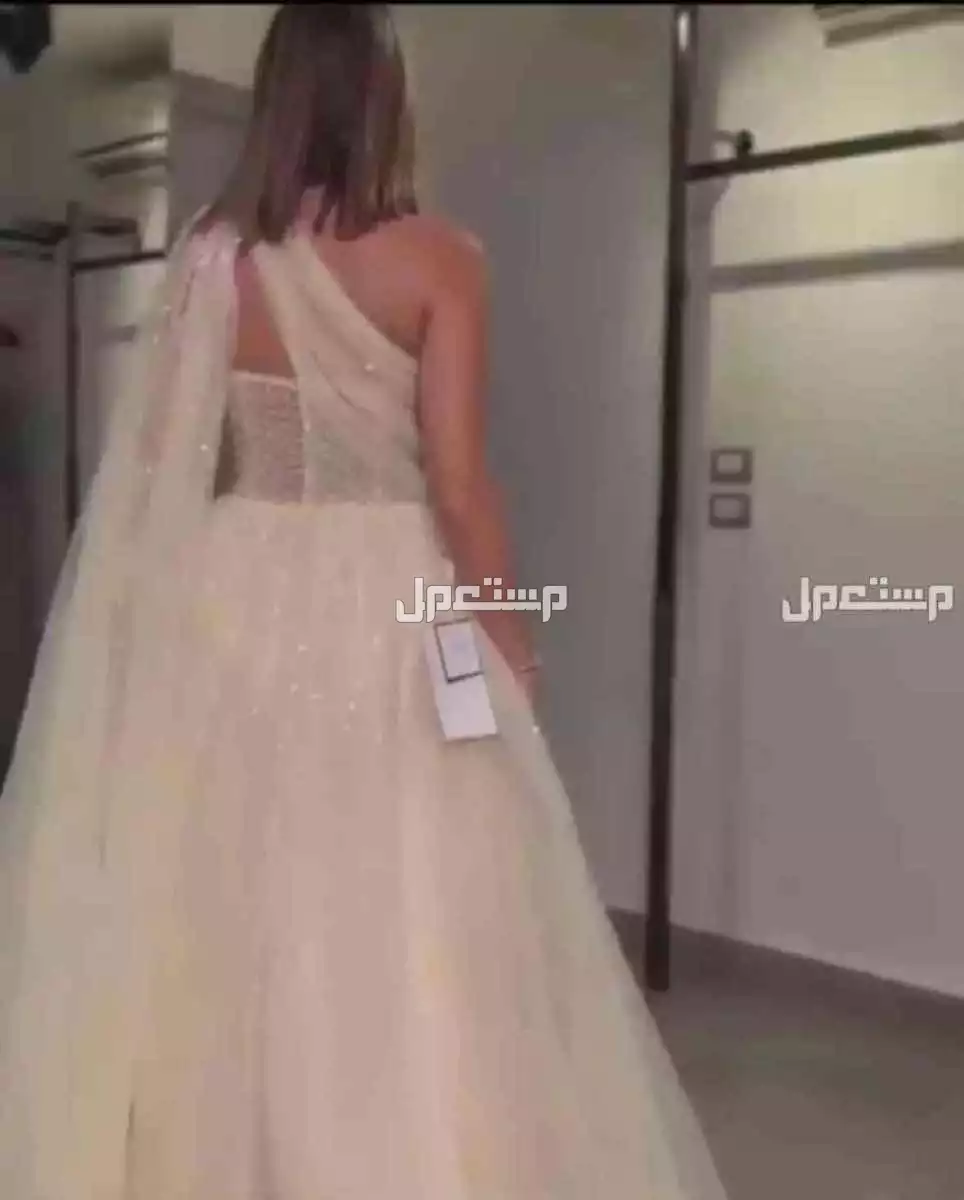 فستان سهرة فخم بسعر ألف ريال سعودي