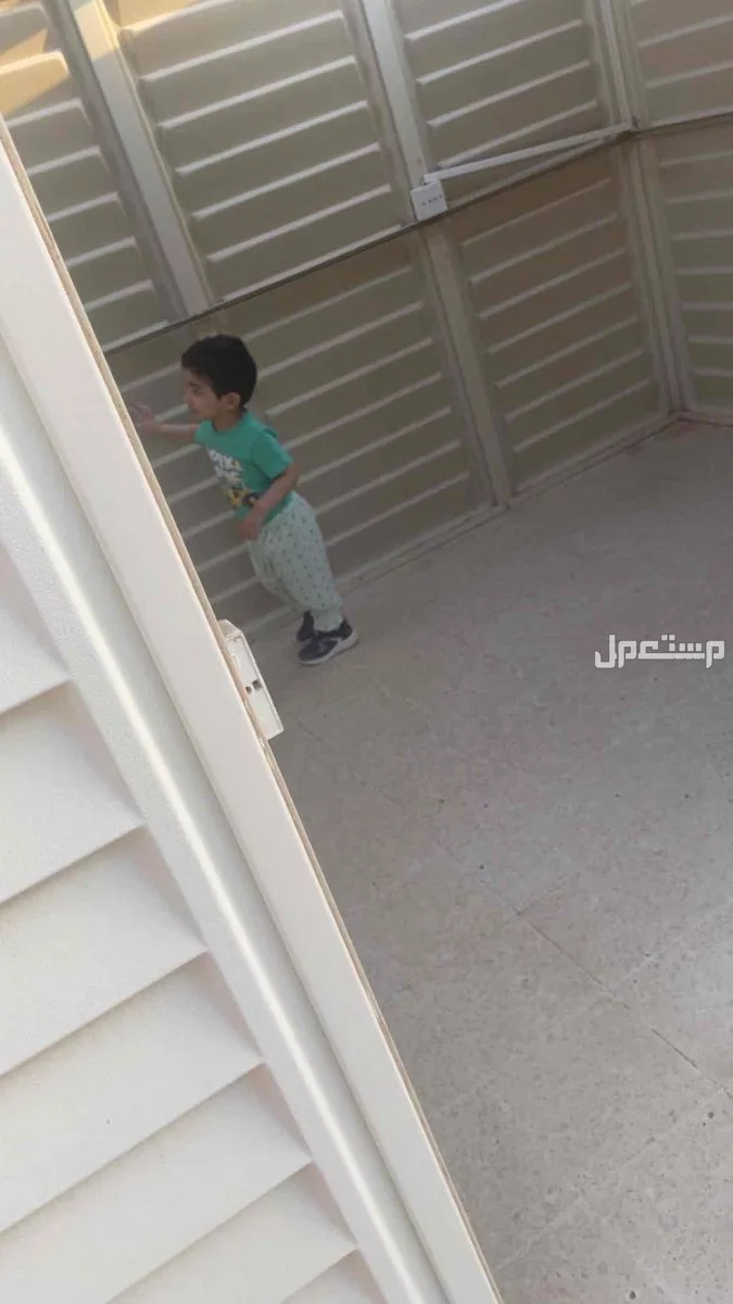 البيع مكينة خياطه منزليت سنجر شبه جديده