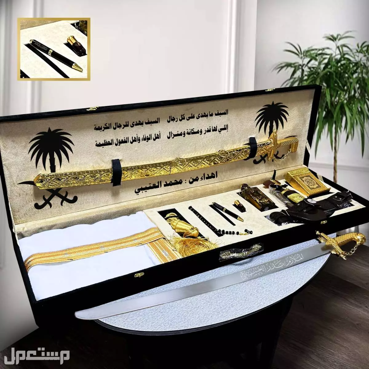 .        👑 *M & T* 👑                      طقم رجالي مكون من⬇️   💫 *بشت الألوان الأكثر مبيعاً*💫 💫 *سيف عربي ليزر صناعة سوريه كتابة الاسم نحت ليزر حسب الطلب*💫 💫 *خنجر مميز مع حزام جلد م