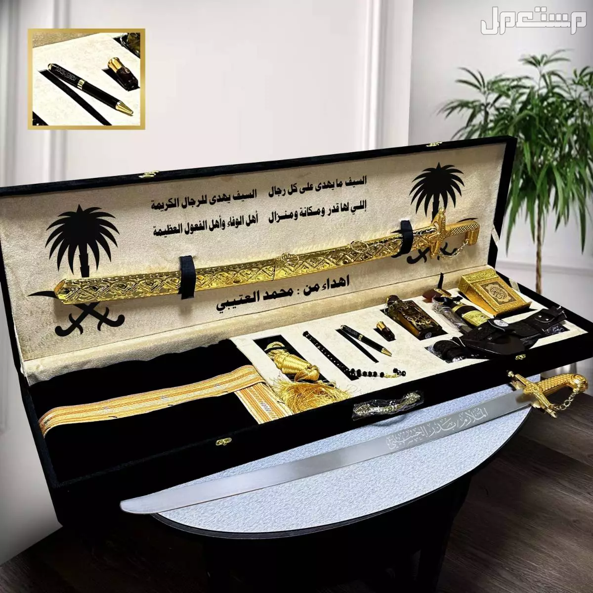 .        👑 *M & T* 👑                      طقم رجالي مكون من⬇️   💫 *بشت الألوان الأكثر مبيعاً*💫 💫 *سيف عربي ليزر صناعة سوريه كتابة الاسم نحت ليزر حسب الطلب*💫 💫 *خنجر مميز مع حزام جلد م