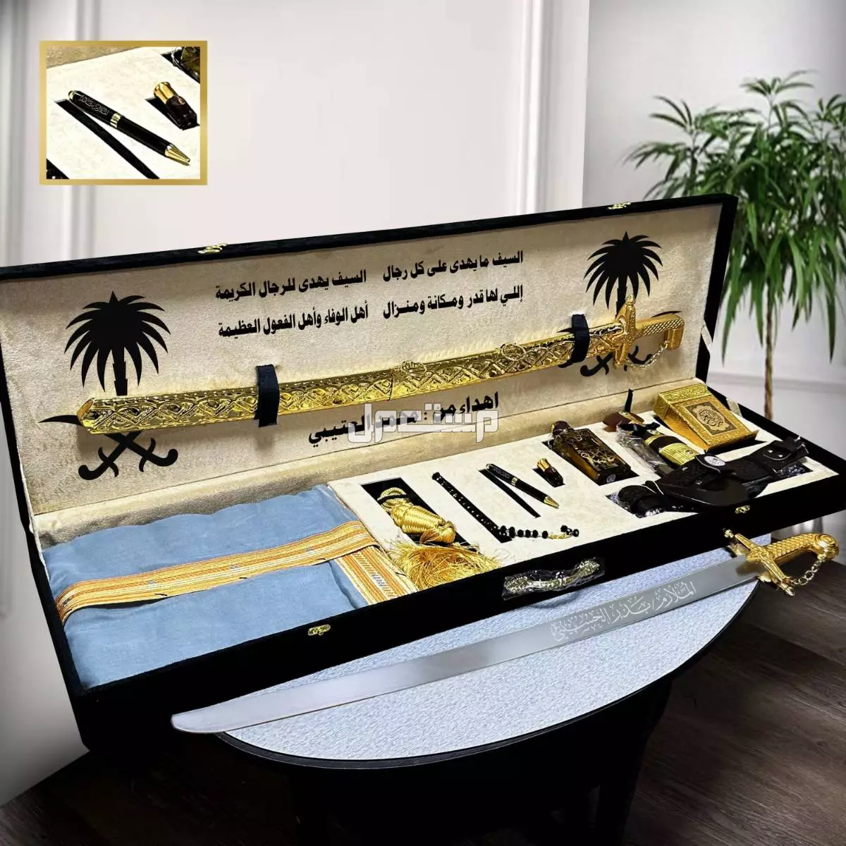 .        👑 *M & T* 👑                      طقم رجالي مكون من⬇️   💫 *بشت الألوان الأكثر مبيعاً*💫 💫 *سيف عربي ليزر صناعة سوريه كتابة الاسم نحت ليزر حسب الطلب*💫 💫 *خنجر مميز مع حزام جلد م