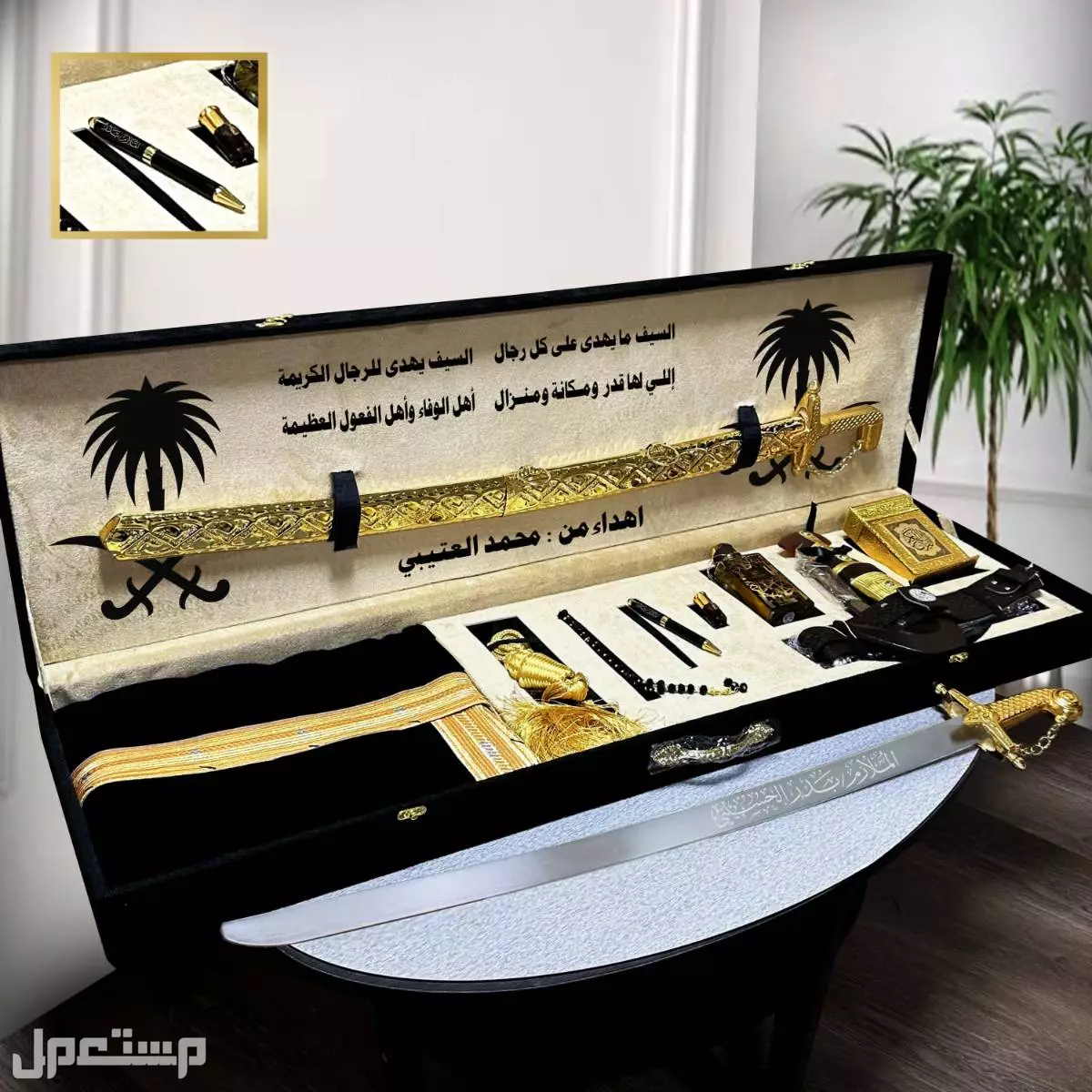 .        👑 *M & T* 👑                      طقم رجالي مكون من⬇️   💫 *بشت الألوان الأكثر مبيعاً*💫 💫 *سيف عربي ليزر صناعة سوريه كتابة الاسم نحت ليزر حسب الطلب*💫 💫 *خنجر مميز مع حزام جلد م