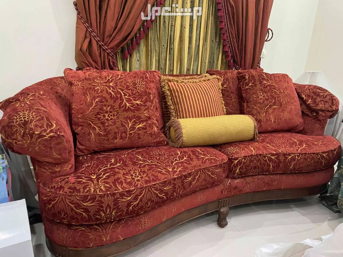 طقم كلاسيكي فاخر في الرياض بسعر 5 آلاف ريال سعودي